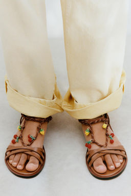 SANDALIA TIRAS FRUTAS / Marr?n