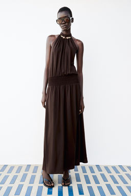 VESTIDO HALTER ABALORIOS / Marr?n
