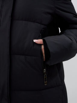 Куртка зимняя женская с капюшоном удлиненная стеганная черного цвета 9629Ch - Mtforce фото 10