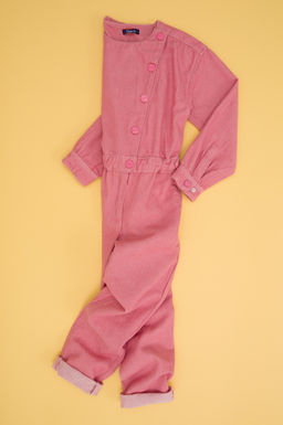 Девушка розовое джинсовое платье скидка в корзине