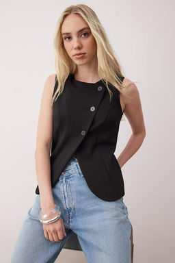 Siyah Asimetrik Dugmeli Fitted/Vucuda Oturan Orme Yelek TWOAW26YE00025