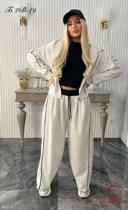 Спортивный женский костюм