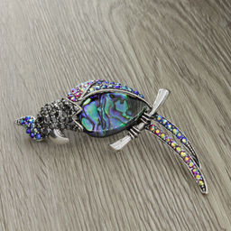 Брошь "Попугай на ветке" со вставкой из гелиотиса