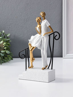 Сувенир полистоун "Парочка стоит у перил" бело-золотой 5,5х20х26,5 см