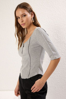 Trendyolmilla Siyah Fitted/Vucuda Oturan Havuz Yaka C?tc?tl? Fitilli Esnek Orme Bluz TWOSS25BZ00007  фото 2