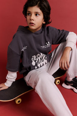 Kap__onlu Bask_l_ __i Yumu_ak T_yl_ Sweatshirt Erkek _ocuk