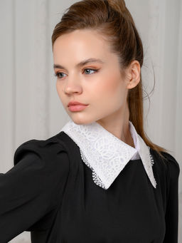 Платье длины мини черное с кружевным воротничком - 1001dress фото 4