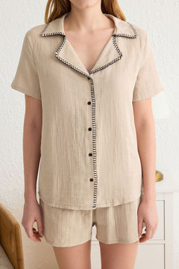 Trendyolmilla Tas %100 Pamuklu Karyoka Dikis Detayl? Muslin Sortlu Dokuma Pijama Tak?m? THMSS25PT00046