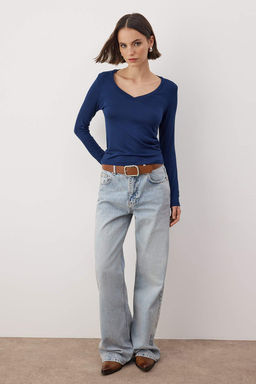 Lacivert Yumusak Kumasl? V Yaka Fitted/Vucuda Oturan Esnek Orme Bluz TWOAW24BZ00050