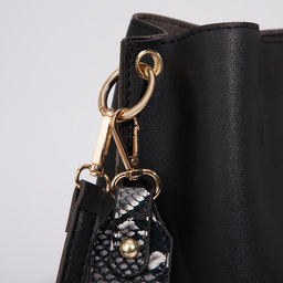 Сумка женская на застёжке, чёрная