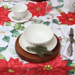 Скатерть новогодняя Доляна Рождественские цветы 145?220 см, 100% п/э