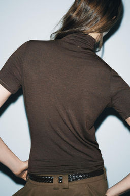 CAMISETA CUELLO ALTO ASIM?TRICA / Marr?n - Zara фото 2