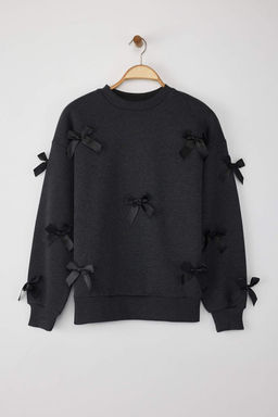 TRENDYOLMILLA Ekru Kurdele Detayl? Oversize/Genis Kal?p Kal?n Orme Sweatshirt TWOAW25SW00069  фото 6