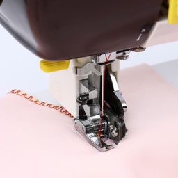 Лапка для швейных машин, с боковым ножом для обрезки края, 7.2×3×3.7 см