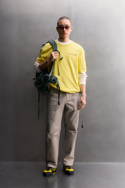 CAMISETA RELAXED FIT TEXTO ESTAMPADO / Amarillo