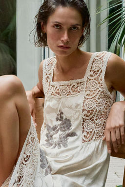 VESTIDO JACQUARD BORDADOS ABALORIOS / Crudo