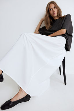 Falda con jaretas decorativas