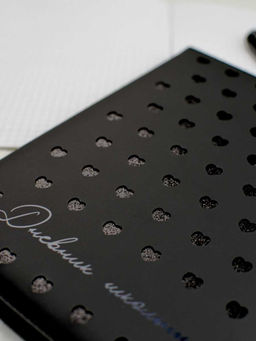 Дневник школьный арт. 68700 / 15 СЕРДЕЧКИ НА ЧЕРНОМ