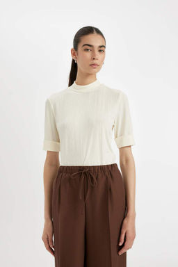 Футболка с короткими рукавами и полуводолазкой стандартного кроя в рубчик на бретельках