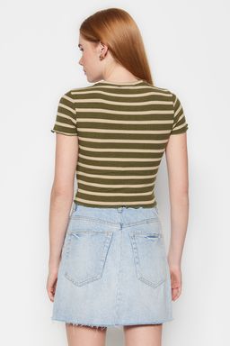 Trendyolmilla Haki Cizgili Baby Overlok Detayl? Fitted/Vucuda Oturan Crop Fitilli Orme Bluz TWOSS23BZ00506  фото 13