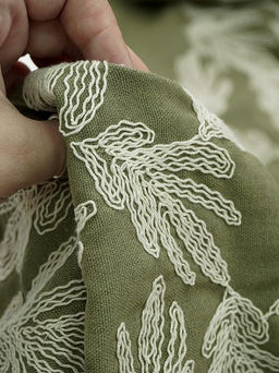 Полулен вышитый рисунок Дубовые листочки цв.хаки, ш.1.35м(выш.часть1.2м), хл-50%, лен-50% - Купава фото 8