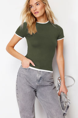 Haki Viskoz/Yumusak Kumasl? Renk Bloklu Vucuda Oturan Esnek Orme T-Shirt TWOSS24TS00063