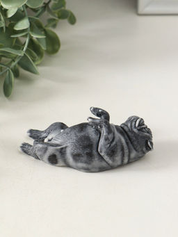 Сувенир "Бульдог лежит на спине" 3,5 см