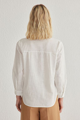 Beyaz Pamuk Kar?s?ml? Keten Gorunumlu Oversize Genis Kal?p Dokuma Gomlek TWOSS25GO00096