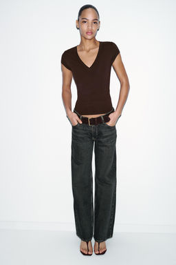 CAMISETA ESCOTE PICO / Marr?n