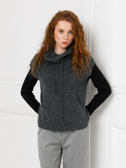 Жилет вязаный