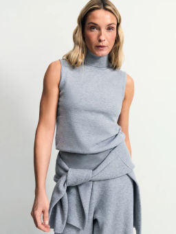 Топ без рукавов с воротником стойкой / Zarina