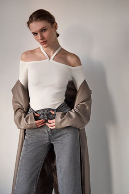 Джемпер с перемычкой через шею