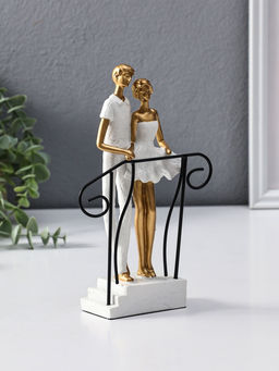 Сувенир полистоун "Парочка стоит на лестнице с перилами" бело-золотой 4,4х12,5х21 см