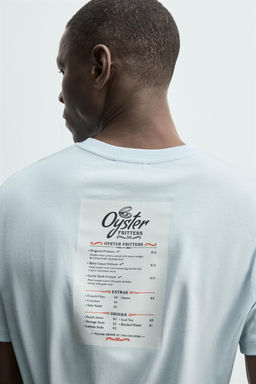 CAMISETA ESTAMPADO CONTRASTE PARCHE / Celeste