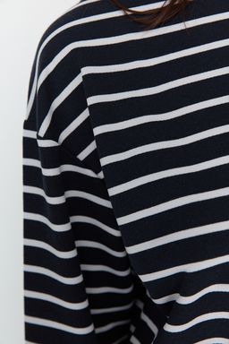 Lacivert Cizgili Oversize/Genis Kesim Bisiklet Yaka Ince Orme Sweatshirt TWOAW23SW00326