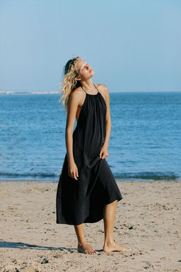 VESTIDO HALTER FLUIDO / Negro