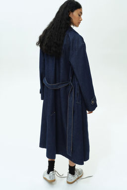 Gabardina de sarga con botonadura sencilla