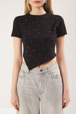TRENDYOLMILLA Siyah Tas Detayl? fitted/Vucuda Oturan Asimetrik Etek Ucu Esnek Orme T-Shirt TWOSS25TS00063