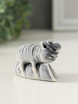 Сувенир "Кот лежит на колбасе" 4,2 см