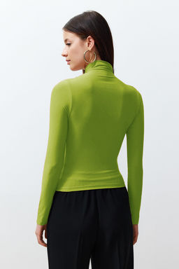 Trendyolmilla Siyah Buzgulu Kare Yaka Vucuda Oturan Esnek Orme Bluz TWOSS24BZ00487  фото 12