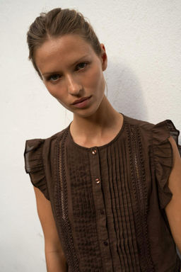 BLUSA ENTREDOSES VOLANTES / Marr?n