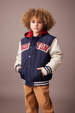 Водоотталкивающая куртка-бомбер со съемным капюшоном и воротником для мальчиков - Defacto фото 3