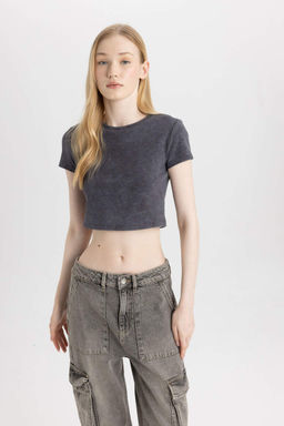 Классная приталенная базовая футболка с выцветшим эффектом и короткими рукавами