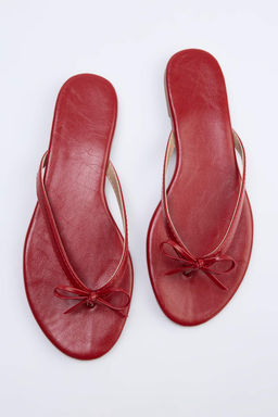 K?rm?z? Fiyonk Detayl? Kad?n Parmak Aras? Terlik TAKSS26TE00031