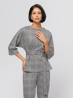 Блуза серого цвета в розовую клетку с поясом и рукавами 3/4