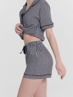 КОМПЛЕКТ ЖЕНСКИЙ (ЖАКЕТ, ШОРТЫ) черная клетка на белом 592478
