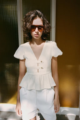 TOP PEPLUM CON BOTONES DORADOS / Blanco roto