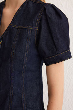 Trendyolmilla Koyu Mavi K?sa Balon Kollu V Yaka Denim Bluz TWOSS25BZ00000 фото 4