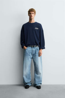 TEXTURED TEXT SWEATSHIRT