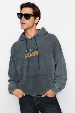 TRENDYOL MAN Antrasit %100 Pamuk Oversize/Genis Kesim Eskitme/Soluk Efektli Oyun Bask?l?Sweatshirt TMNAW24SW00140